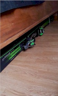 Storing skis under a bed keeps them outof the way.